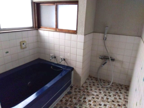 売中古戸建　富士市比奈の浴室|窓があるので明るい室内です。シンプルで使い勝手の良いお風呂です。