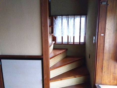 売中古戸建　富士市比奈の内装|安全に配慮したかね折れ階段です。窓があるので明るくなっています。
