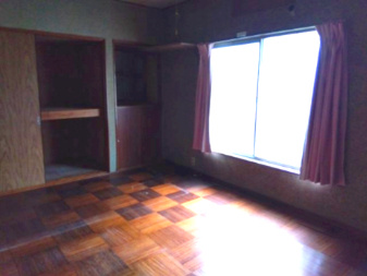 売中古戸建　富士市比奈の洋室|大きな窓があるので部屋にやわらかな陽光が注ぎます。寝室や子供部屋におすすめの洋室になっています。