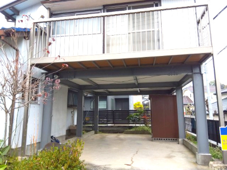 売中古戸建　富士市比奈の駐車場|建物の２階部分が駐車場の屋根の代わりになります。大切なお車を雨風・紫外線から守れます。