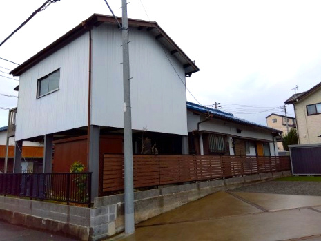 売中古戸建　富士市比奈の外観|角地なので風通し良好で解放感があります。南側が道路に接しているので陽当たり良好です。