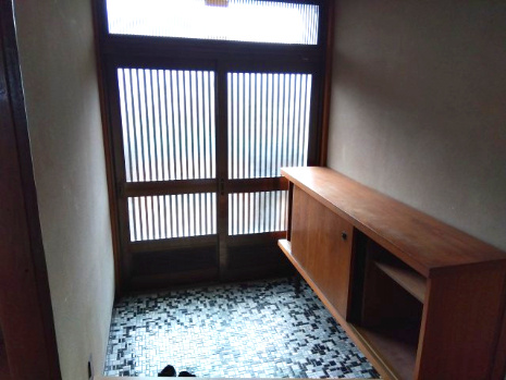 売中古戸建　富士市比奈の玄関|玄関は引き戸なので荷物の出し入れが楽です。風の入れ替えも出来て便利です。