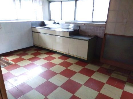 売中古戸建　富士市比奈のキッチン|キッチンには窓があり明るく開放的です。壁付けキッチンなので集中してお料理出来ますね。