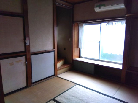 売中古戸建　富士市比奈の和室|窓が多く心地の良い空間となっています。押入れがあるので布団をしまっておく事も出来ます。