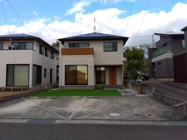 売中古戸建　富士市三ツ沢の駐車場|お車は並列で3台駐車可能です。広々としているので楽々駐車出来ます。