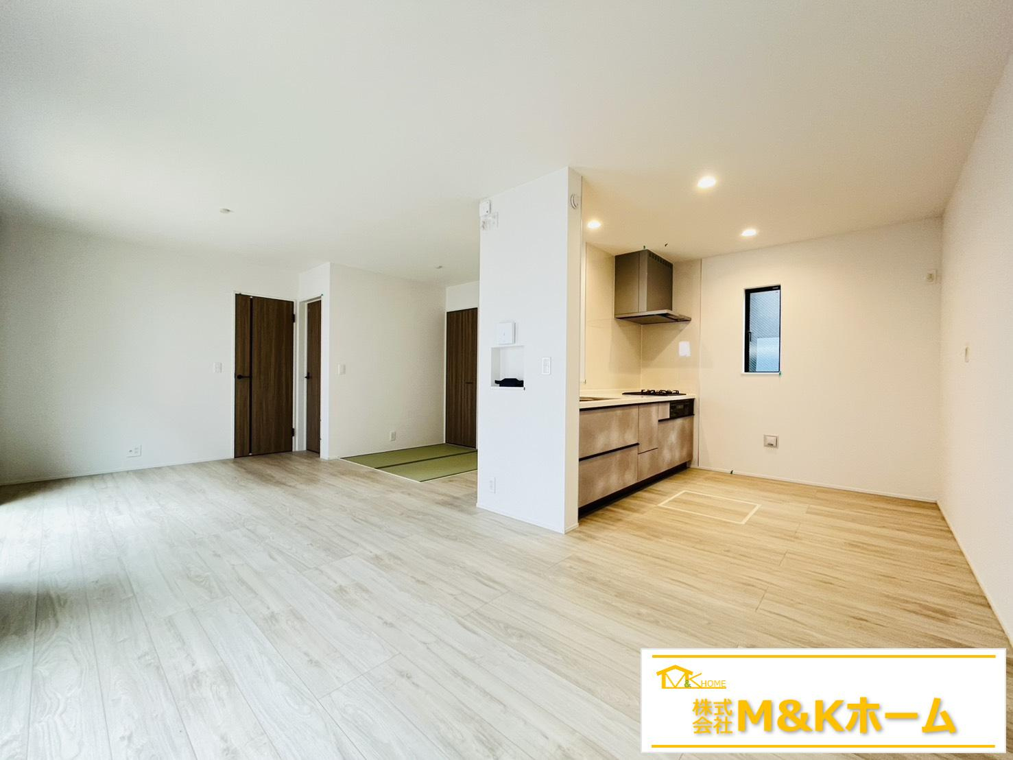 半田市瑞穂町7丁目　全4棟　3号棟の居間・リビング|リビング別角度☆