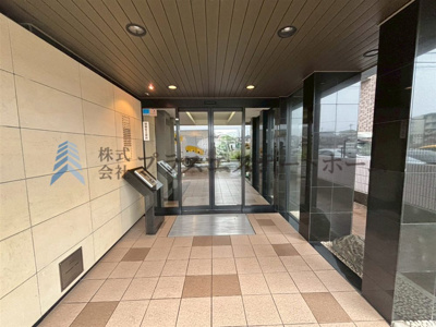 【その他】 | ロワイヤル飾磨 | 庇が深くガラス張りで明るいのがいいですね♪