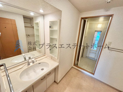 【その他】 | ロワイヤル飾磨 | 身支度やお風呂上がり、寝る前の準備などの際に嬉しい大きな鏡付きです♪