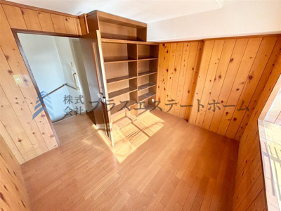 【その他】 | 名谷コープタウン | 2階約5畳の洋室♪棚がたくさんあり書斎としてもいいですね♪