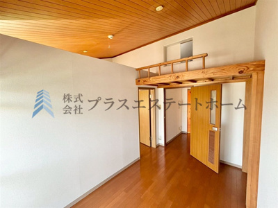 【洋室】 | 名谷コープタウン | ロフト付き♪小窓の奥にお部屋としてお使いいただける広々ロフトへと続きます♪