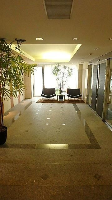 グランハイツ東新宿のエントランス