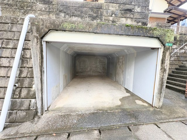 【駐車場】 | 恵子５丁目中古戸建 | 堀車庫です。愛車が風雨にさらされないですね！