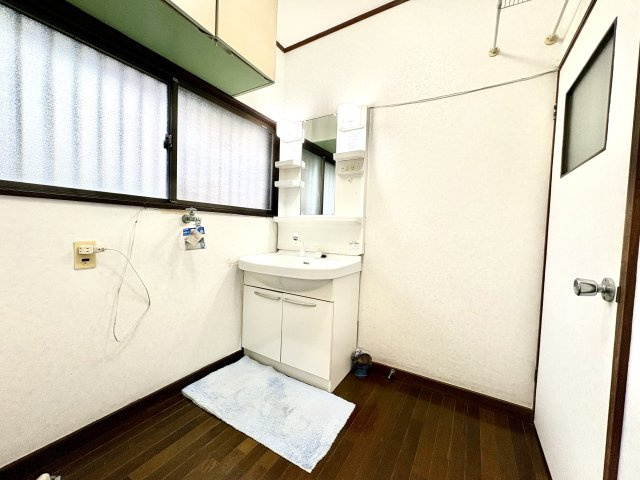 【独立洗面台】 | 恵子５丁目中古戸建 | シャワーヘッド付きの洗面台です。