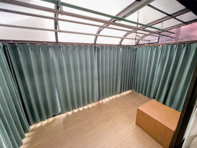 【バルコニー】 | 恵子５丁目中古戸建 | リビングから続くサンルームです。お天気に左右されずにお洗濯できますね。お庭のお花を眺めながらゆったりとした時間を過ごすのにもちょうどよい、半屋外の心地よいスペースです。