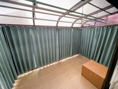【バルコニー】 | 恵子５丁目中古戸建 | リビングから続くサンルームです。お天気に左右されずにお洗濯できますね。お庭のお花を眺めながらゆったりとした時間を過ごすのにもちょうどよい、半屋外の心地よいスペースです。