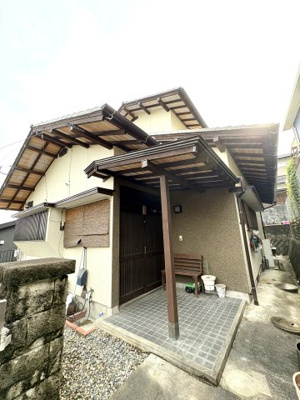 【玄関】 | 恵子５丁目中古戸建 | 玄関の佇まいです。ひさしも深いので雨の日も濡れずに出入りできますね。