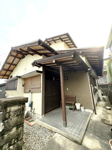 【玄関】 | 恵子５丁目中古戸建 | 玄関の佇まいです。ひさしも深いので雨の日も濡れずに出入りできますね。