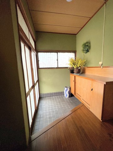 【玄関】 | 恵子５丁目中古戸建 | すりガラスで明るい玄関