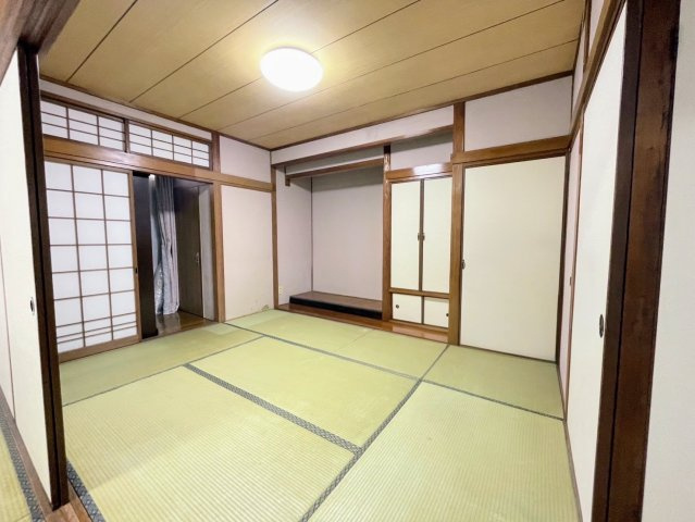【和室】 | 恵子５丁目中古戸建 | 床の間、仏間、収納がある、和室。二間続きの和室です。