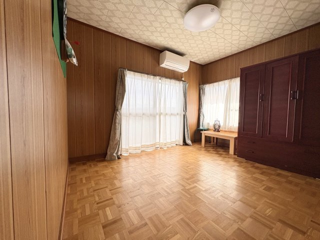 【洋室】 | 恵子５丁目中古戸建 | バルコニーが角に沿ってL字に取り付けてあります。南側の洋室。