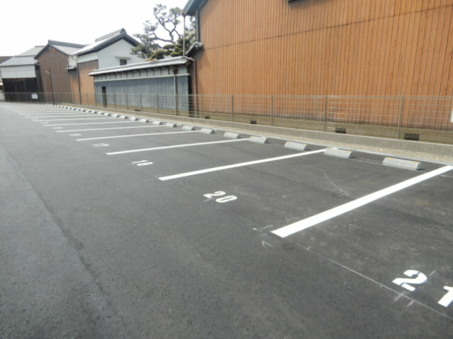 エクレール福井の駐車場