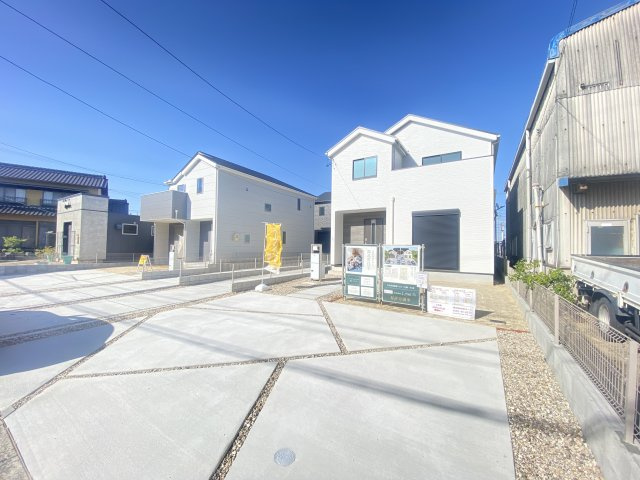 半田市瑞穂町7丁目　全4棟　4号棟の前面道路含む現地写真|並列駐車3台可能☆