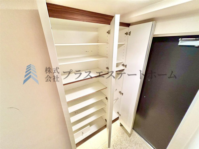 【その他】 | ワコーレ新長田駅前エスプライム | 広々玄関で来客時も安心♪シューズボックスもあるためたくさんの靴を収納できます♪