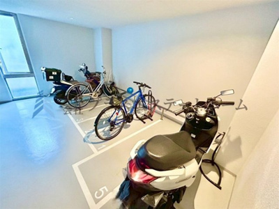 【その他】 | ワコーレ新長田駅前エスプライム | 屋内で雨風からバイクや自転車を守り、盗難やいたずらのリスクも軽減出来ます♪