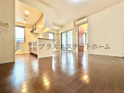 【居間・リビング】 | ワコーレ新長田駅前エスプライム | リビング広々約15.3帖♪複層ガラスの窓がたくさんあり採光良好です♪