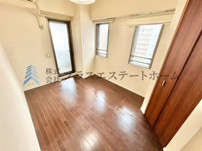 【洋室】 | ワコーレ新長田駅前エスプライム | 居室にはクローゼットを完備♪ 自由度の高い家具の配置が叶うシンプルな空間です♪