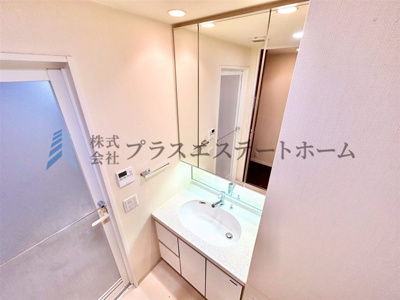 【その他】 | ワコーレ新長田駅前エスプライム | 身支度やお風呂上がり、寝る前の準備などの際に嬉しい大きな鏡付きです♪三面鏡の後ろにも収納があります♪