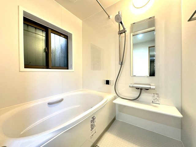 曳舟　築浅戸建の浴室|家族みんなの疲れをやさしく包み込む、広々とした癒しのバスルーム。ゆったりとくつろげる空間で、日々のストレスもすっと解きほぐされる、心身ともにリラックスできるひとときをお届けします。