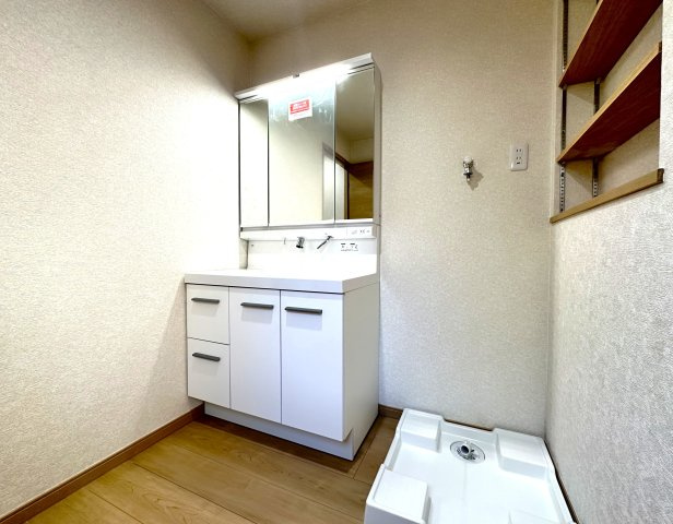 曳舟　築浅戸建の独立洗面台|明るい洗面スペースは、使いやすさを徹底的に追求した設計です。忙しい朝も快適に自然と笑顔がこぼれる心地よいひとときを叶えます。毎日の身支度がスムーズに整う、家族みんなに優しい空間です。