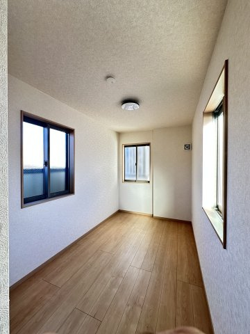 曳舟　築浅戸建の洋室|たっぷりの陽光が降り注ぐ洋室は、主寝室や子ども部屋、ワークスペースとしても活躍。シンプルで使いやすい設計が、毎日の暮らしに快適さと自由な使い方をもたらします。