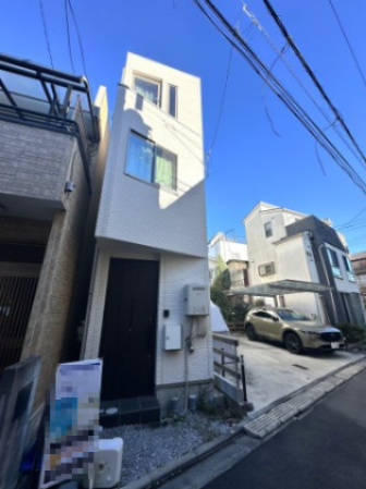 曳舟　築浅戸建の前面道路含む現地写真|控えめながらも洗練されたフォルムが、街並みに自然と溶け込みます。ほどよい高さと落ち着きのある佇まいが、住まう人に安心感と静かな誇りをもたらします。