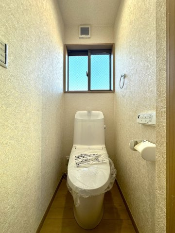 曳舟　築浅戸建のトイレ|最新設備を備えたトイレは、快適性とスタイリッシュさを兼ね備えた空間。清潔感のある美しい内装とすっきりとしたデザインが、暮らしに心地よさをプラス。清潔・快適・美しさが調和した、上質なトイレ空間です。