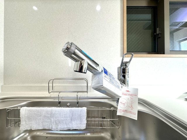 曳舟　築浅戸建のキッチン|浄水機能付きの水栓は、安心でおいしい水がすぐ使える便利な設備。ハンドシャワーで使い勝手もよく、毎日の家事が快適になります。使い勝手と衛生面を両立した設計が、毎日の家事に小さな心地よさと楽しさをプラス。