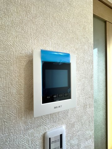 曳舟　築浅戸建の防犯設備|リビングから来訪者の姿をしっかり確認できるモニター付きインターホンは、防犯性はもちろん、急な来客にも安心して対応できる心強い設備。ご家族の安全と安心な暮らしをそっと支えてくれます。