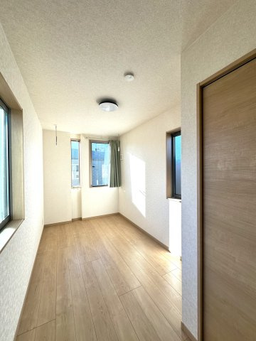 曳舟　築浅戸建の洋室|静かに流れる時間とやわらかな光のグラデーションに包まれる洋室。ここは暮らす人の感性をそっと受け止め、毎日を美しく彩る特別な空間です。