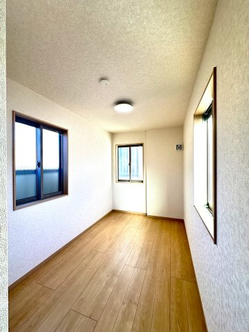 曳舟　築浅戸建の洋室|陽だまりのようなぬくもりに満ちた洋室で、家族との穏やかなひとときをゆったりと。