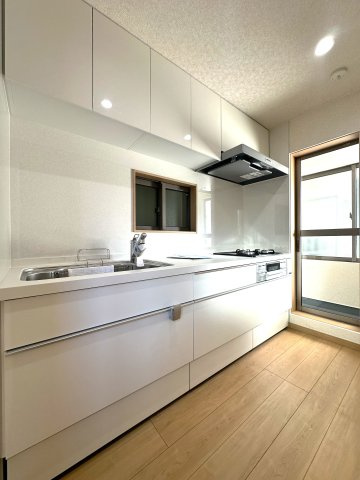 曳舟　築浅戸建のキッチン|毎日の料理が楽しくなる、機能的でスタイリッシュなキッチン。収納も豊富で、すっきりとした空間を保ちながら、家族との会話が自然と生まれる心地よい場所です。