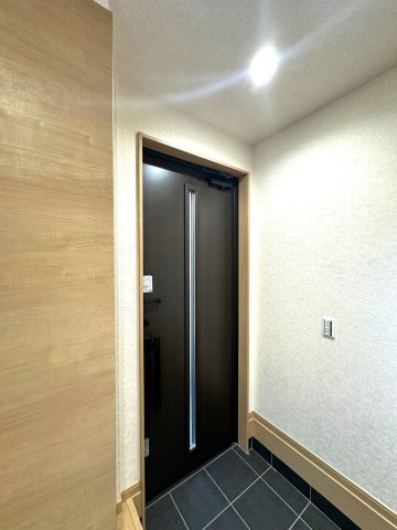 曳舟　築浅戸建の玄関|落ち着いたデザインと広々とした空間が調和する玄関は、住まう人を温かく迎え入れます。毎日の出発と帰宅を心地よく包み込み、日常に上質なひとときをもたらしてくれる場所です。