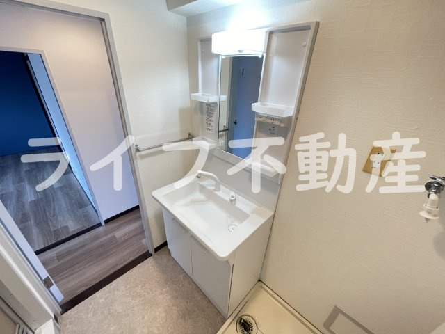 シロハイヌ小阪の独立洗面台|朝の身支度には欠かせない独立洗面化粧台