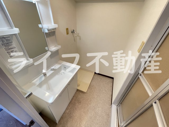 シロハイヌ小阪の洗面所|脱衣スペースもあります