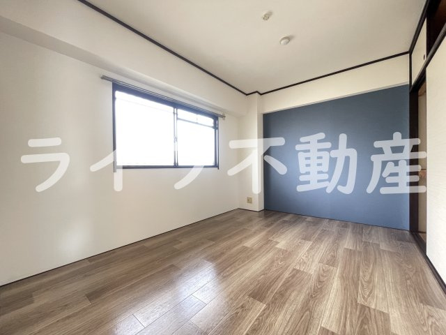 シロハイヌ小阪の洋室|明るい洋室です