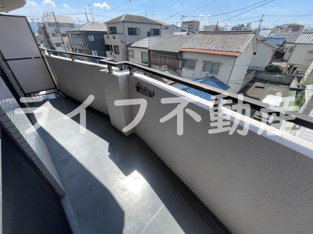 シロハイヌ小阪のバルコニー|暖かな日差しのふりそそぐバルコニー