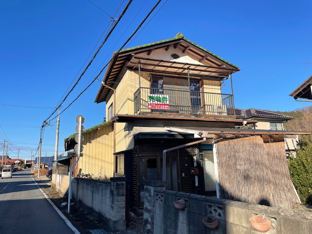 藤岡市鬼石　中古300の前面道路含む現地写真
