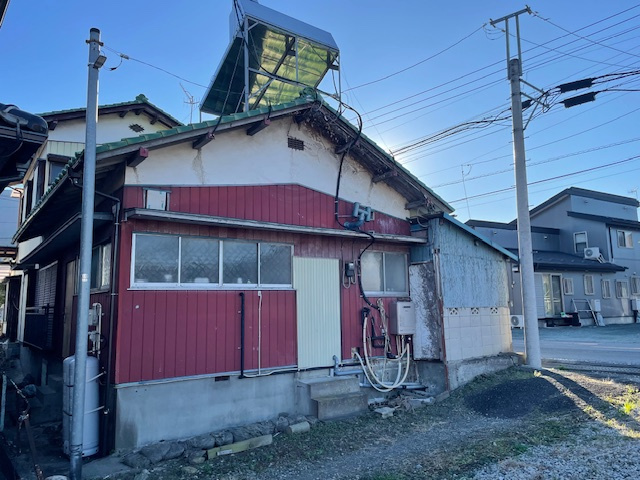 藤岡市鬼石　中古300の前面道路含む現地写真