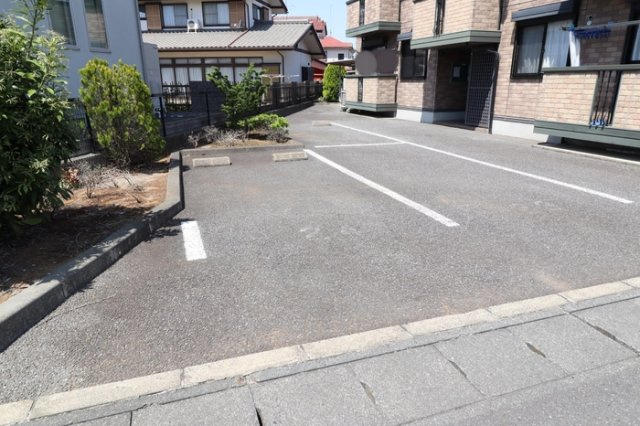 フローレス・リーベABの駐車場|駐車場（B棟側）