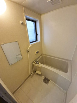 【浴室】 | 久我森の宮町 一戸建 | 窓もついており換気に大活躍です